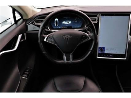 Goedkoopste Tesla interieur zicht bestuurder