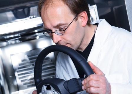 Audi medewerker ruikt onderdelen