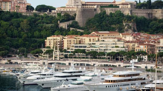 Boten en jacht in Haven van Monaco
