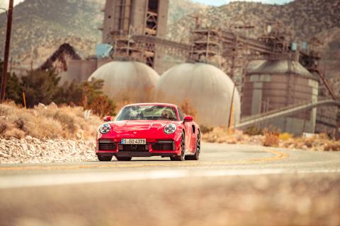 Porsche 911 Turbo S (992) op woestijnweg