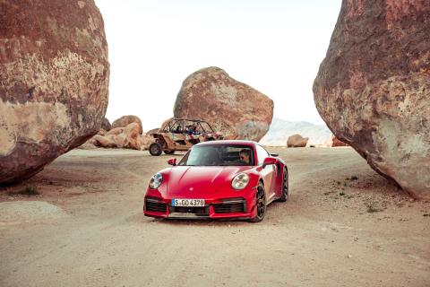 Porsche 911 Turbo S (992) in Amerikaanse woestijn met zand
