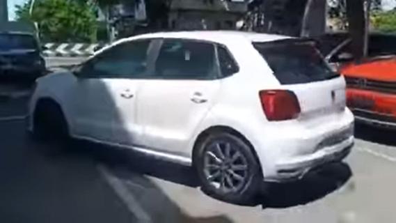 Nieuwe VW Polo crasht al op het parkeerterrein