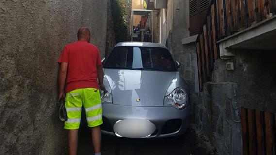 Porsche 911 klem in steeg Italie