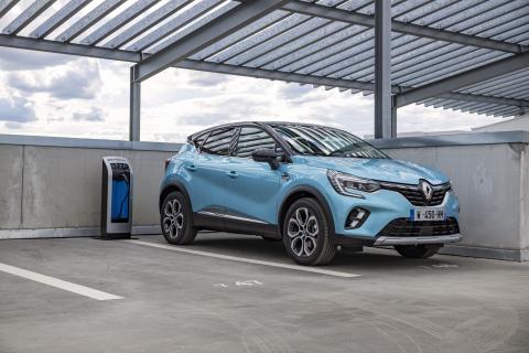 Renault Captur E-Tech PHEV 2020 aan de laadpaal laden)