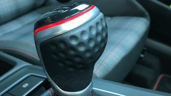 Pook met golfbal in Volkswagen Golf 8 GTI