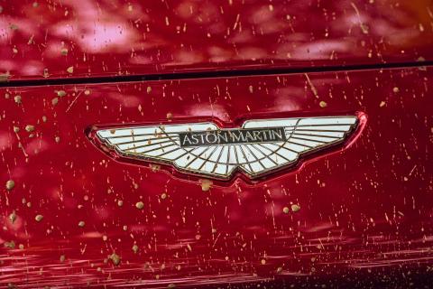 Badge Aston Martin DBX 2020
