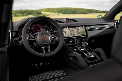 Stuur en dashboard in de Porsche Cayenne GTS Coupe