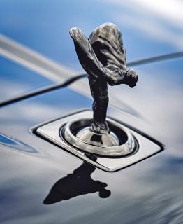 Spirit of Ecstacy Flying Lady op de Rolls-Royce Black Badge Cullinan