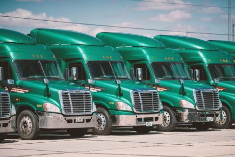 Groene Freightliner-vrachtwagens