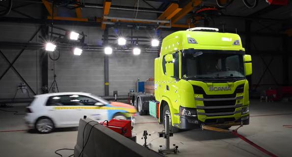 Elektrische vrachtwagen geramd tijdens crashtest Scania