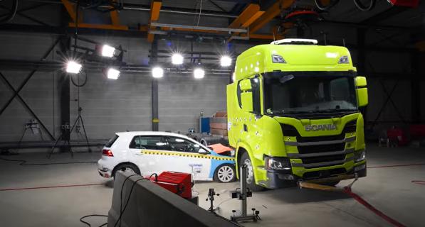 Elektrische vrachtwagen geramd tijdens crashtest Scania