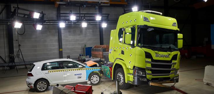 Elektrische vrachtwagen geramd tijdens crashtest Scania