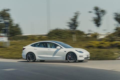 Tesla Model 3 wit