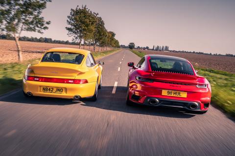 Porsche 911 Turbo S (992) (2020) (Rood) vs Porsche 911 Turbo 993 (1995) (geel)
