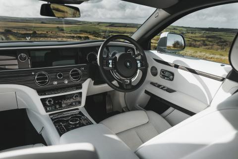 Stuur, stoelen en dashboard van de Rolls-Royce Ghost