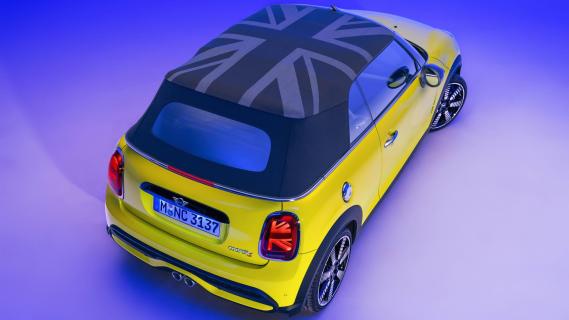 Britse vlag op het dak van de Mini Cabrio facelift (2021)