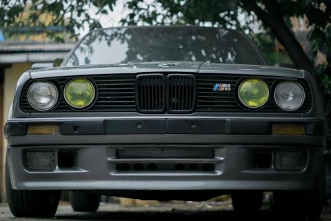 BMW E30 3-serie met M in de grille en gele koplamplenzen