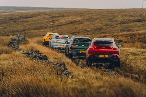 Aston Martin DBX, de Bentley Bentayga V8, de Lamborghini Urus en de Porsche Cayenne Turbo S E-Hybrid Coupé