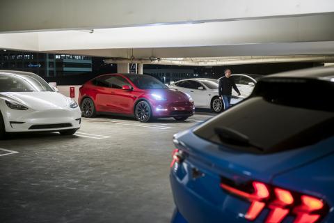 Ford Mustang Mach-E vs Tesla Model Y in parkeergarage