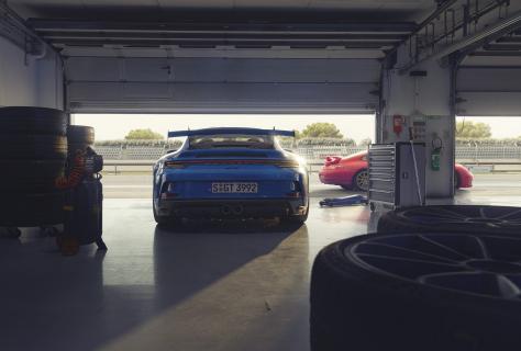 Porsche 911 GT3 (992) in garage bij pitstraat