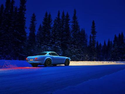 Volvo P1800 in het donker in de sneeuw in de winter