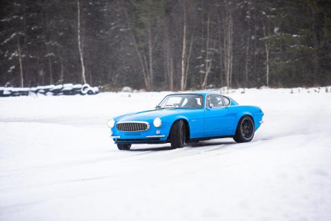 Volvo P1800 Cyan drift door de sneeuw in Zweden