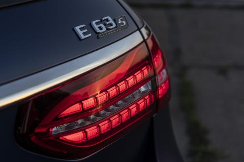 Achterlicht en badge Mercedes-AMG E 63 s 4MATIC Estate Facelift (2021)Achterlicht en badge Mercedes-AMG E 63 s 4MATIC Estate Facelift (2021)