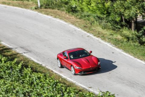 Ferrari Roma op een N-weg