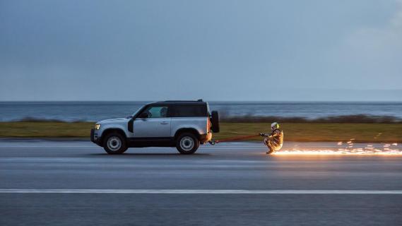 Schaatsen achter Land Rover Defender op landingsbaan