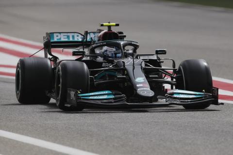Lewis Hamilton in de F1-auto in Bahrein 2021