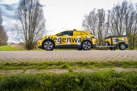 Volkswagen ID.4 met aanhanger voor elektrische auto's op te laden