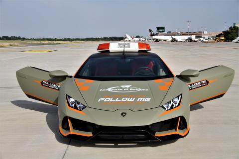 Nieuwe Lamborghini Huracán Evo voor Bologna Airport (volgauto)