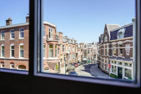 Huis in Scheveningen met uitzicht op auto
