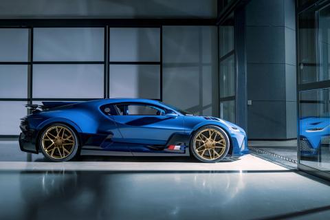 zijkant laatste Bugatti Divo (blauw)