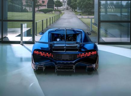 achterkant laatste Bugatti Divo (blauw)