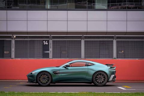 Zijkant Aston Martin Vantage F1 Edition
