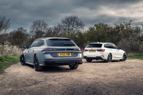 achterkant BMW 330e Touring vs Peugeot 508 PSE SW