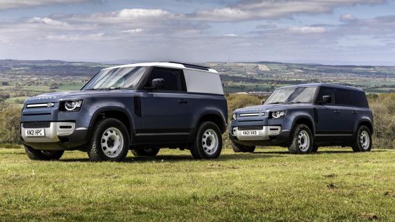 Twee Land Rover Defender 90 Commercial (grijs kenteken)