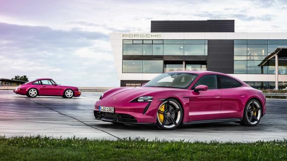 Porsche Taycan (2021) met de Porsche 911 Carrera RS (964) in Rubystar Rood