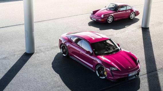 Porsche Taycan (2021) met de Porsche 911 Carrera RS (964) in Rubystar Rood