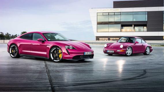 Porsche Taycan (2021) met de Porsche 911 Carrera RS (964) in Rubystar Rood