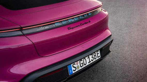 Porsche Taycan (2021) in de kleur Rubystar Rood