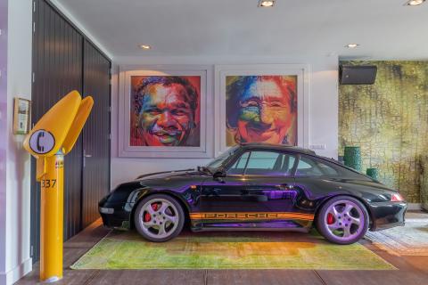 Huis met Porsche in de woonkamer