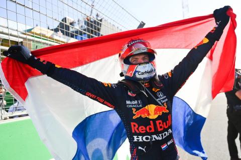 Max Verstappen met Nederlandse vlag op Circuit Zandvoort F1