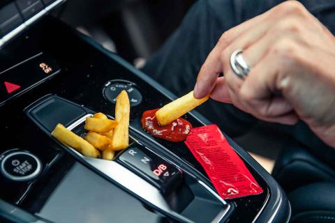 Patat of friet met ketchup in de Audi Q4 e-tron (2022)