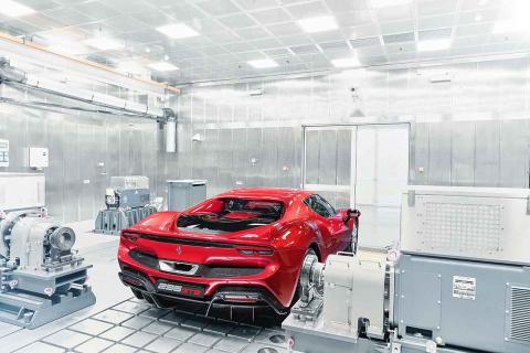 Ferrari 296 GTB in fabriek schuin achter