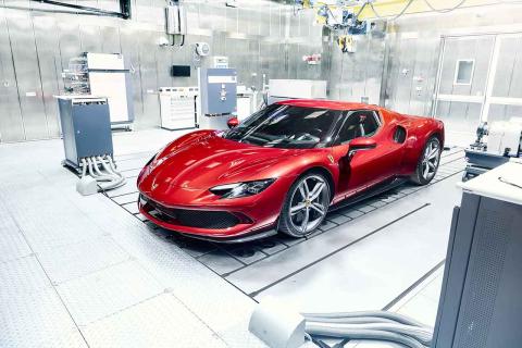 Ferrari 296 GTB in fabriek schuin voor