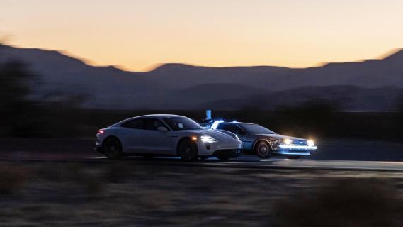 Porsche Taycan en de DeLorean DMC-12 uit Back to the Future (donker, nacht)