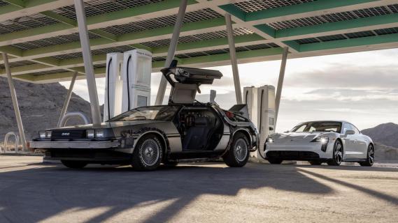 Ionity Porsche Taycan en de DeLorean DMC-12 uit Back to the Future