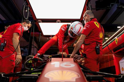 3e vrije training van de GP van Qatar 2021 Charles Leclerc klimt in de Ferrari